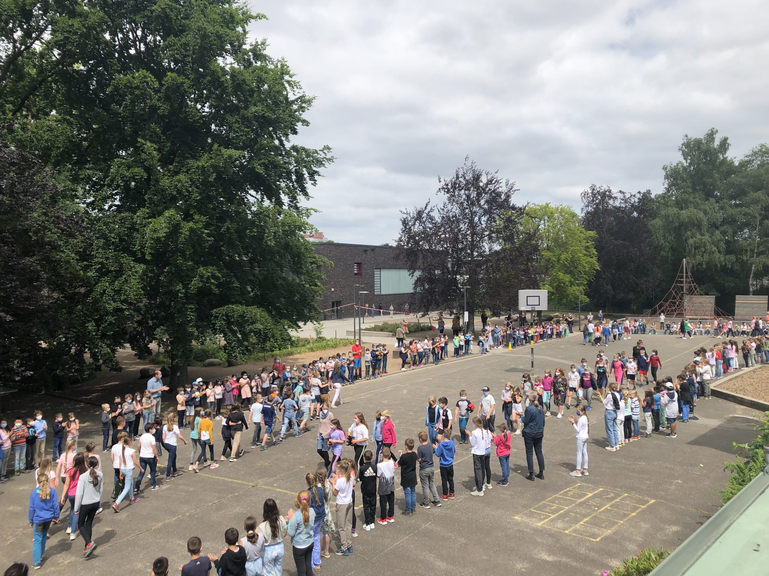 Traditionsgemäß wurden heute unsere Viertklässler von allen mit lautem Beifall verabschiedet. Alles Gute für euch!