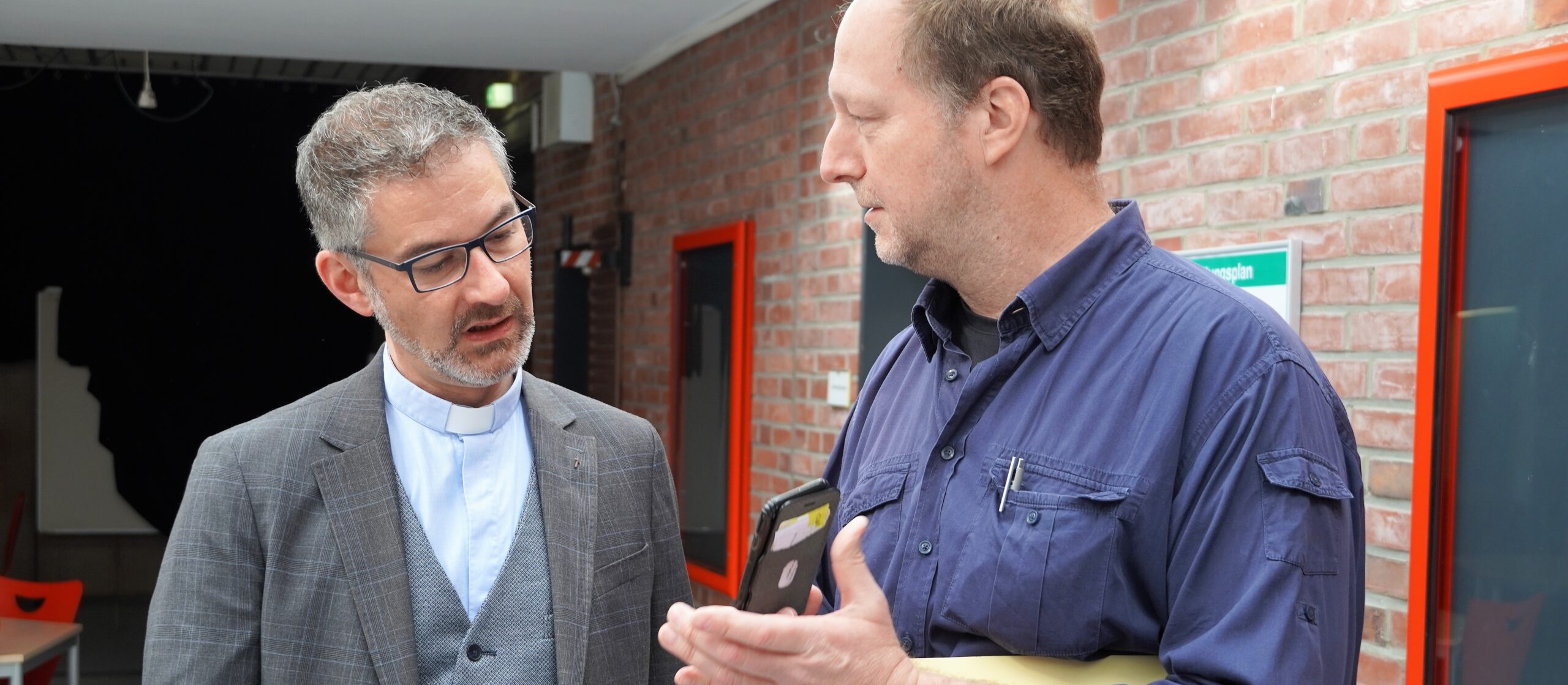 Generalvikar Geißler besucht Farmsener Grundschüler