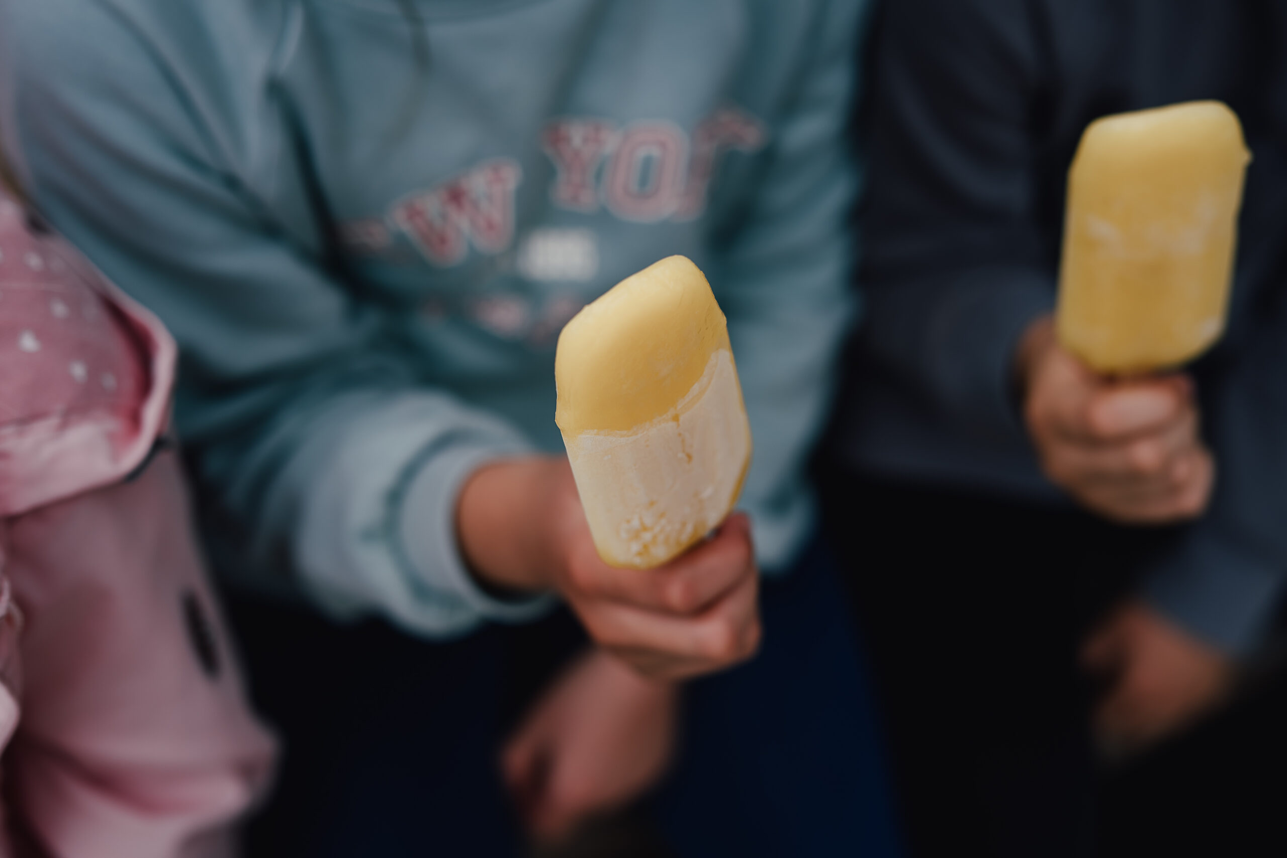 Mit einem Eis auf dem Schulhof …